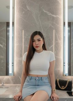 Sunny San - masseuse in Al Manama Photo 1 of 6