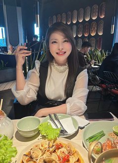 Sunny - puta in Dubai Photo 3 of 5
