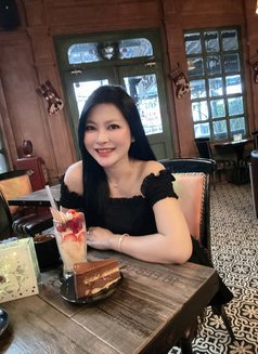 Sunny - puta in Dubai Photo 5 of 5