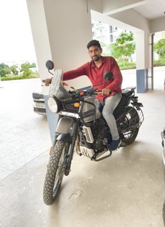 Suraj, Independent Boy From Bangalore - Intérprete masculino de adultos in Bangalore Photo 4 of 6