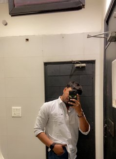 Suraj - Male companion in New Delhi Photo 2 of 3