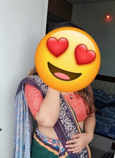 Surbhi - puta in Surat Photo 3 of 6