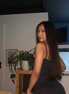 Suri - escort in Singapore Photo 4 of 6