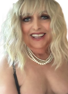 Suzee Dupree - Transsexual escort in Berlin Photo 3 of 8