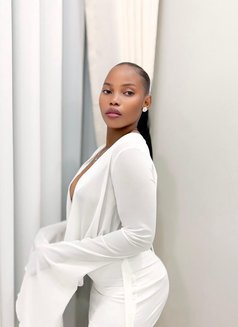 Suzie - escort in Shanghai Photo 2 of 4