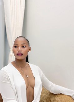 Suzie - escort in Shanghai Photo 3 of 4