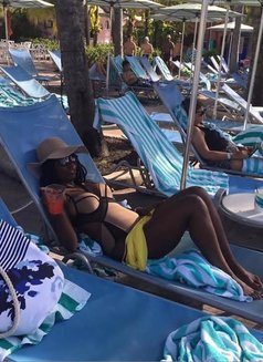 Suzy - escort in Colombo Photo 3 of 5