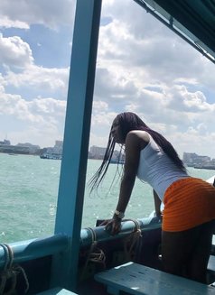 Suzy - escort in Colombo Photo 5 of 5