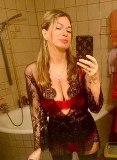 Svetlana Blond Bombshell - puta in London Photo 7 of 7