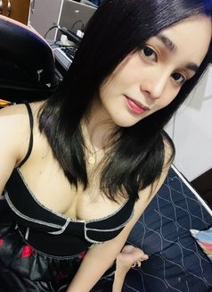 SWEET FACE BUT BIG DlCK - Transsexual escort in Manila Photo 2 of 5