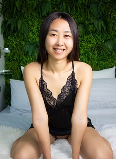 Sweet Wan GFE deep kissing - puta in Bangkok Photo 2 of 10
