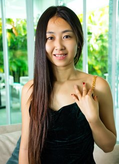 Sweet Wan GFE deep kissing - puta in Bangkok Photo 5 of 10