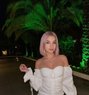 Sylvia - puta in Dubai Photo 1 of 5