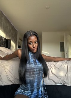 Symone XXL - Transsexual escort in Dubai Photo 2 of 11