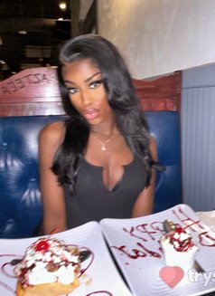 Symone XXL - Transsexual escort in Dubai Photo 8 of 11