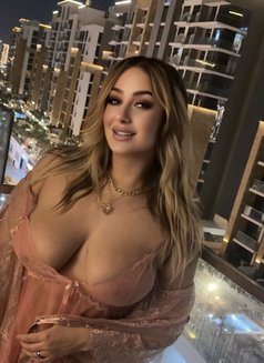 Roze - escort in Dubai Photo 3 of 9