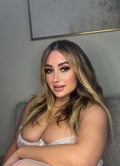 Roze - escort in Dubai Photo 4 of 9