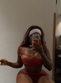 Talia - puta in Dubai Photo 5 of 9