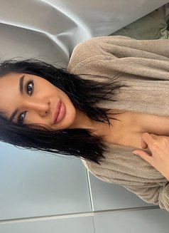 Tana - masseuse in Paris Photo 8 of 14