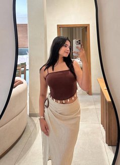 Tanvi - puta in Abu Dhabi Photo 3 of 6