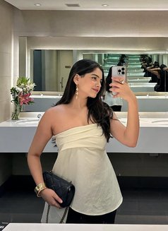 Tanvi - puta in Abu Dhabi Photo 4 of 6