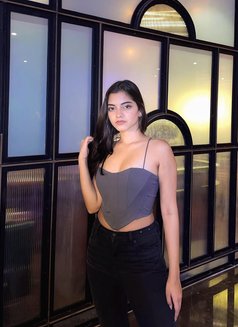 Tanvi - puta in Abu Dhabi Photo 5 of 6