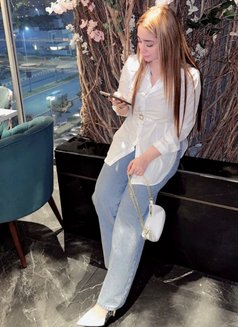 Tanvi - puta in Dubai Photo 2 of 6
