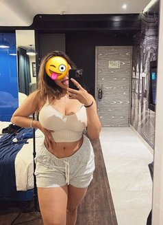 Tanvi - puta in New Delhi Photo 4 of 4