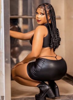 Tee - escort in Singapore Photo 3 of 8