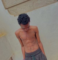 Tee - Acompañantes masculino in Nairobi