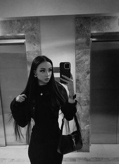 Teen Young Angel Vikki - puta in Dubai Photo 12 of 20