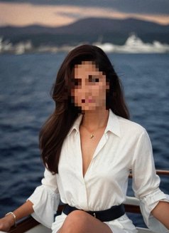 Telugu Girl in DxD - puta in Dubai Photo 3 of 5
