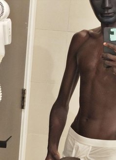 Tempting Black Top - Acompañantes masculino in Riyadh Photo 3 of 3