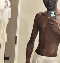 Tempting Black Top - Acompañantes masculino in Riyadh Photo 3 of 3
