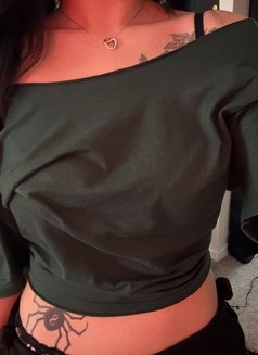 Tenny - escort in Paris Photo 2 of 5