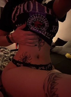 Tenny - escort in Paris Photo 3 of 5