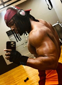 Terminator - Acompañantes masculino in Muscat Photo 7 of 9