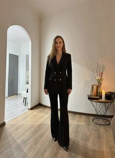 Tess - escort in Dubai Photo 5 of 5