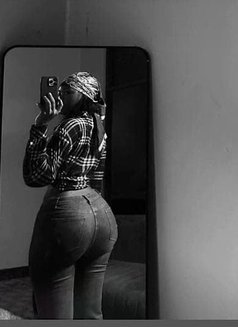 Teyana - puta in Lagos, Nigeria Photo 2 of 3