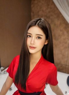 Thai Ladyboy Beautiful and same lady - masseuse in Abu Dhabi Photo 13 of 17