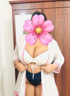 Thanushi - escort in Colombo Photo 2 of 10