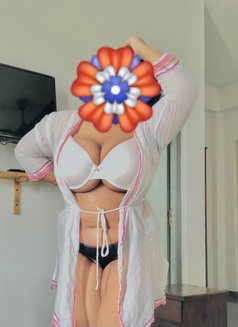 Thanushi - escort in Colombo Photo 3 of 10