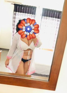 Thanushi - escort in Colombo Photo 5 of 10