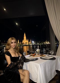 The Queen is available to serve you - Acompañantes transexual in Dubai Photo 30 of 30