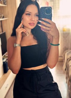 The Sexy One Bella - puta in Dubai Photo 3 of 10