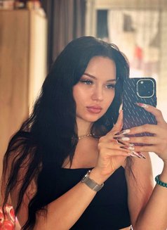 The Sexy One Bella - puta in Dubai Photo 7 of 10