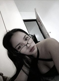 Thea - escort in Manila Photo 4 of 5