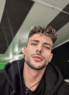 Theodor - Male escort in Dubai Photo 4 of 6