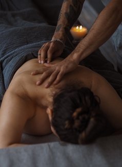 Professional massage therapist in srilan - Acompañantes masculino in Colombo Photo 4 of 8