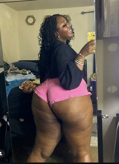 Thick Pery - escort in Accra Photo 2 of 5